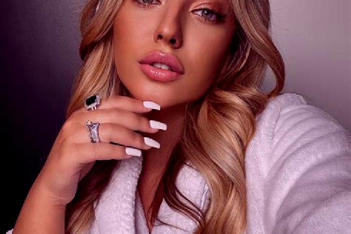 Naomi, 23 — Escort in Schellerten, Germany