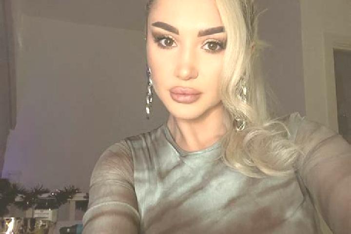 Naomi, 25, a blonde brown-eyed ebony companion based in Zatyshne. Offering GFE, Massage, Dinner Date. Available for incall and outcall, day and evening dates.