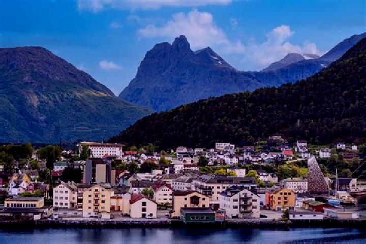 Naomi, 27 — Escort in Andalsnes, Norway