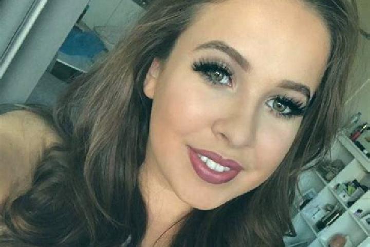 Naomi, 30, a auburn grey-eyed european companion based in Gross-Schierstedt. Offering Dinner Date, Massage, A-Level. Available for incall and outcall, overni...