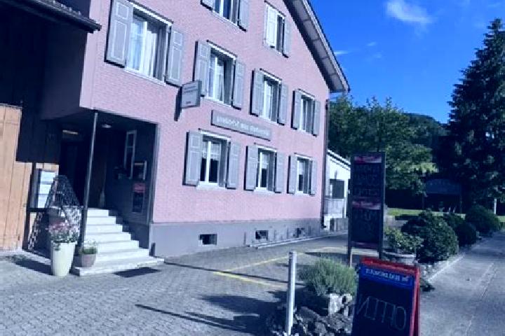 Naomi, 30 — Escort in Seuzach Dorf / Hochgruet-Scheidweg, Switzerland