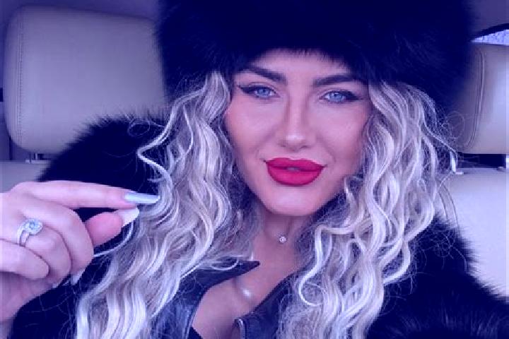 Naomi, 31 — Escort in Urechesti, Romania
