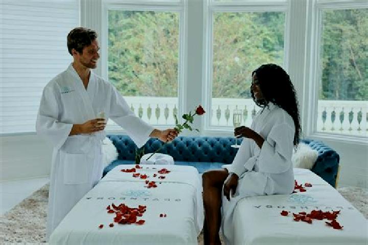 Naomi, 35, a brunette amber-eyed caucasian companion based in Meilhan. Offering Travel Companion, Girlfriend Experience, Couples, Erotic Massage, Dinner Date...