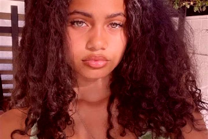 Naomi, 36, a red green-eyed mixed companion based in Calan. Offering Duos, Dinner Date, CIM, Massage. Available for incall and outcall, day and evening dates.