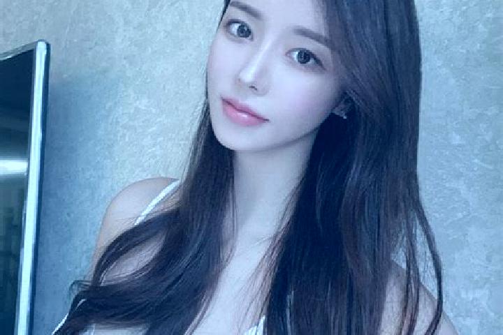 Naomi, 36 — Escort in Huangjinbu, China