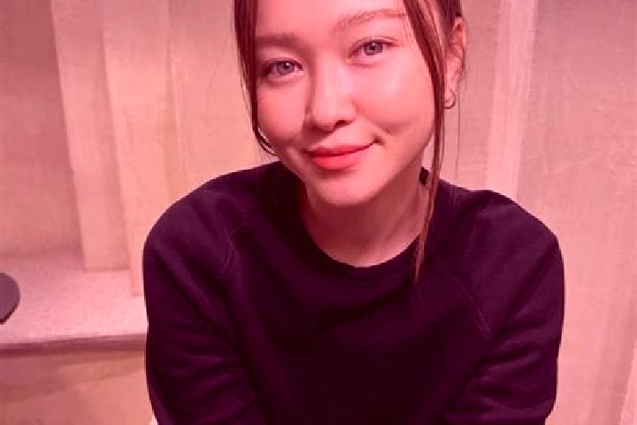 Naomi, 38, a red blue-eyed asian companion based in Vezin-le-Coquet. Offering OWO, Tantra, Couples, Domination. Available for incall and outcall, day and eve...