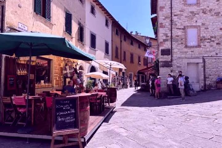 Natalie, 20 — Escort in Strada in Chianti, Italy