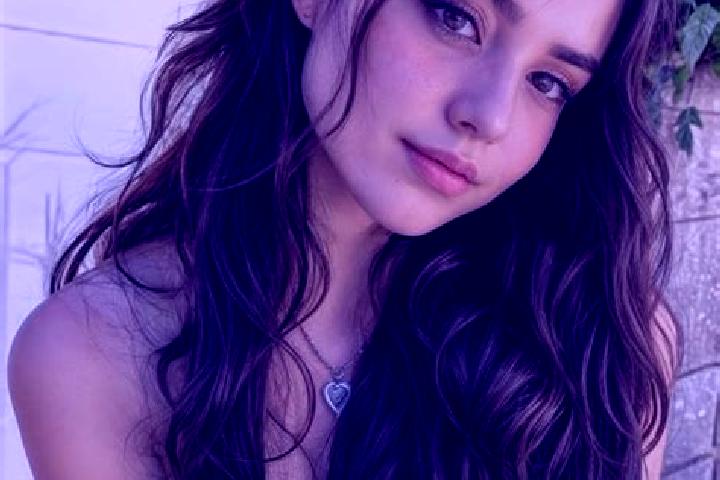 Natalie, 23, a auburn amber-eyed caucasian companion based in Combourg. Offering Party Girl, Roleplay, 69. Available for incall and outcall, overnight bookin...