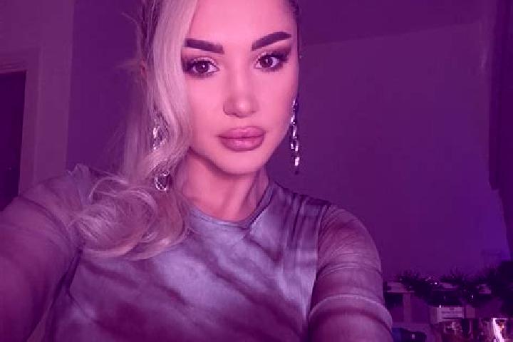 Natalie, 24, a auburn amber-eyed slavic companion based in Schwaara. Offering Travel Companion, Prostate Massage, GFE, Party Girl. Available for incall and o...