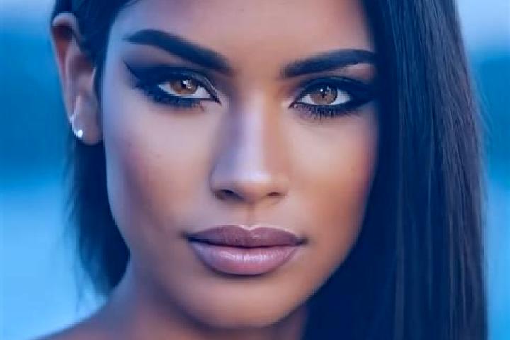 Natalie, 24, a auburn dark-eyed latina companion based in Kharovsk. Offering Fetish, Deep French Kissing, Domination. Available for incall and outcall, day a...