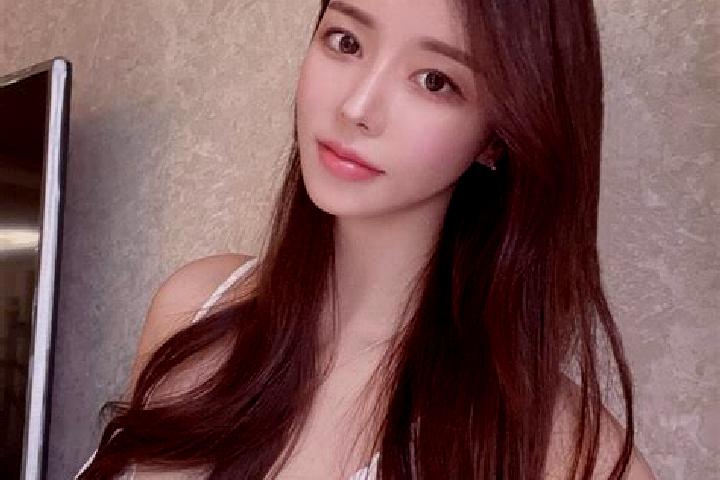 Natalie, 24 — Escort in Zhaixi, China