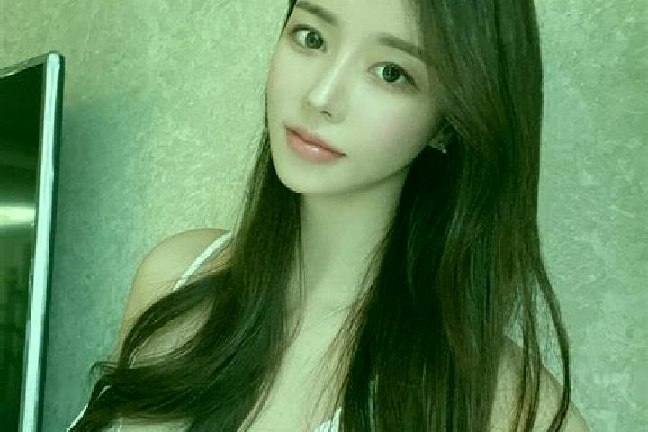 Natalie, 25 — Escort in Huangdu, China