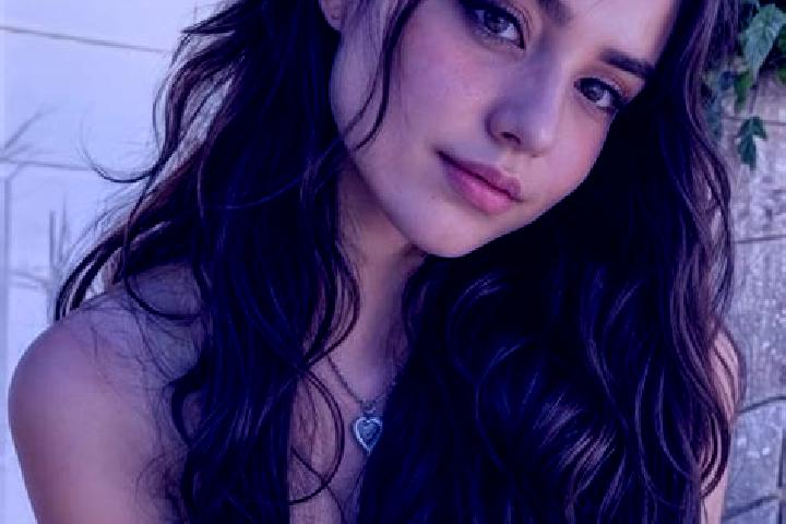 Natalie, 28, a auburn amber-eyed middle eastern companion based in Rognano. Offering Overnight, Travel Companion, Dinner Date, A-Level, Massage. Available fo...