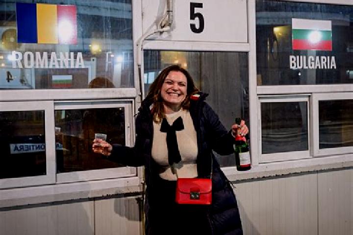 Natalie, 36 — Escort in Barzesti, Romania