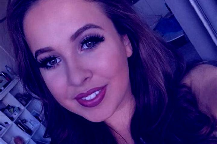 Nora, 21, a red dark-eyed latina companion based in Cleveleys. Offering CIM, Couples, Girlfriend Experience, Erotic Massage. Available for incall and outcall...