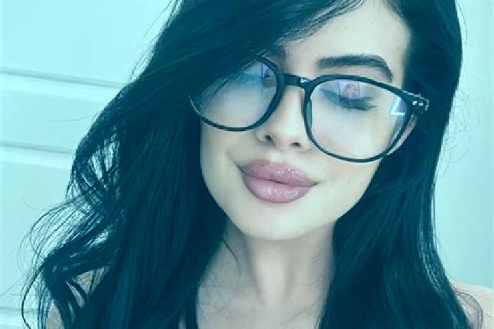 Nora, 22 — Escort in Hodosa, Romania