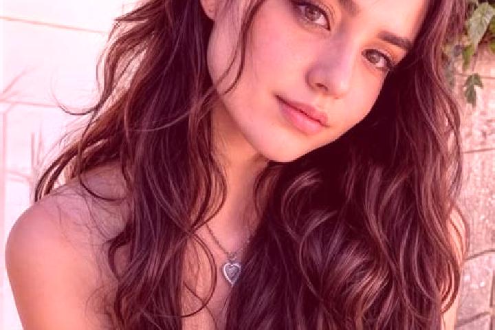 Nora, 23, a auburn amber-eyed caucasian companion based in Strettoia. Offering Deep French Kissing, Fetish, Overnight, Roleplay, Domination. Available for in...