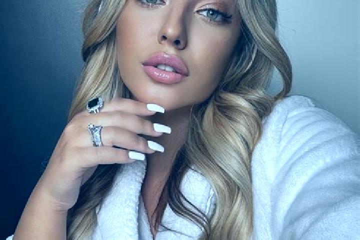 Nora, 23 — Escort in Sendriceni, Romania