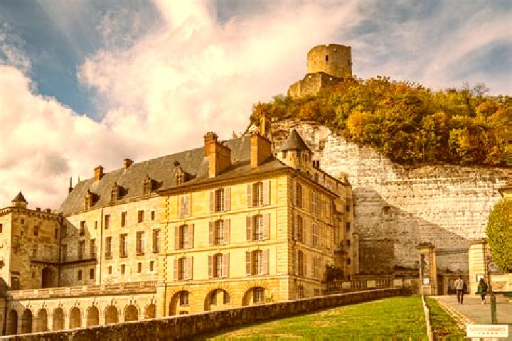 Nora, 28 — Escort in Fontaine-la-Guyon, France