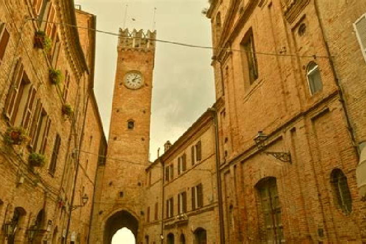Nora, 29 — Escort in Santa Vittoria in Matenano, Italy