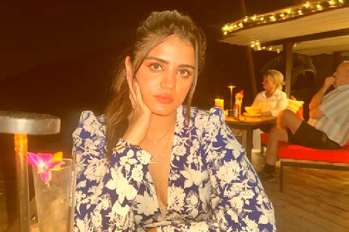 Nora, 29 — Escort in Woodson Terrace, United States