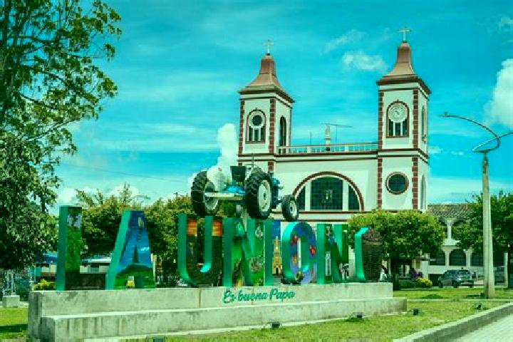 Nora, 30 — Escort in La Union, Ecuador