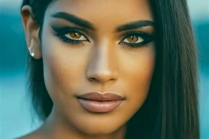 Nora, 32, a black hazel-eyed latina companion based in Thorndon. Offering GFE, Couples, CIM. Available for incall and outcall, day and evening dates.