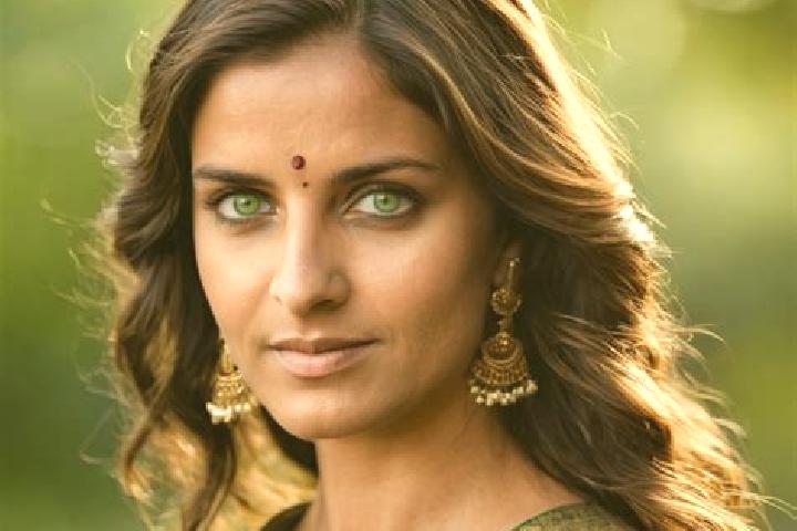 Nora, 32, a brunette green-eyed indian companion based in Northumberland. Offering Dinner Date, Travel Companion, Tantra. Available for incall and outcall, d...