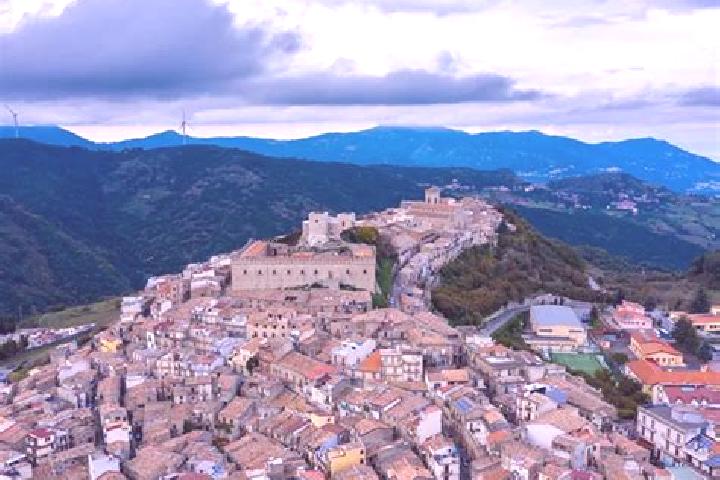 Nora, 32 — Escort in Montalbano Elicona, Italy