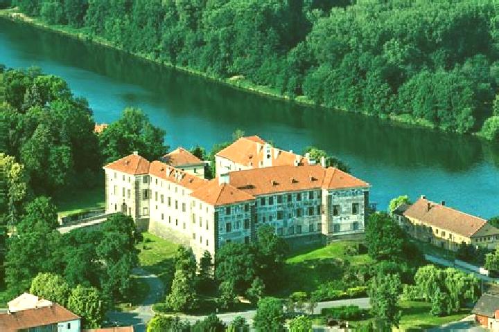 Nora, 33 — Escort in Nelahozeves, Czech Republic
