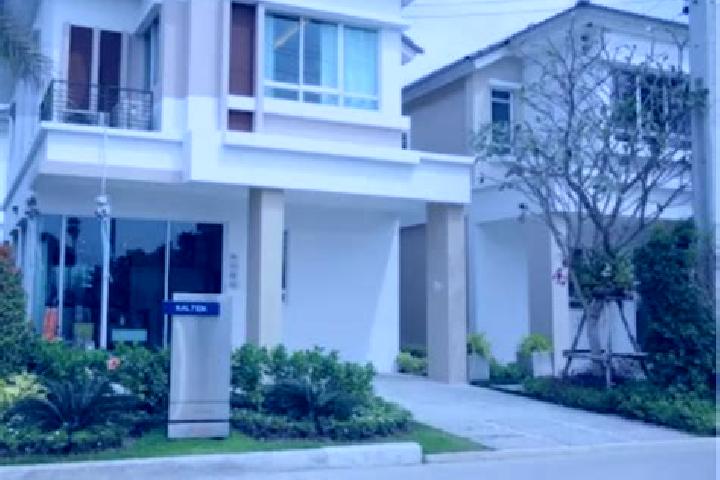 Nora, 34 — Escort in Khan Na Yao, Thailand