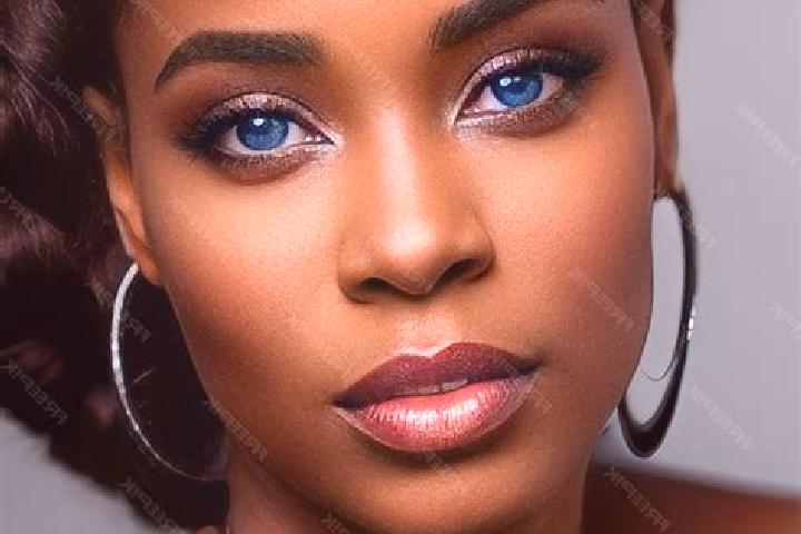 Nora, 35, a red blue-eyed ebony companion based in Almada. Offering BDSM, CIM, Domination, Striptease. Available for incall and outcall, day and evening dates.