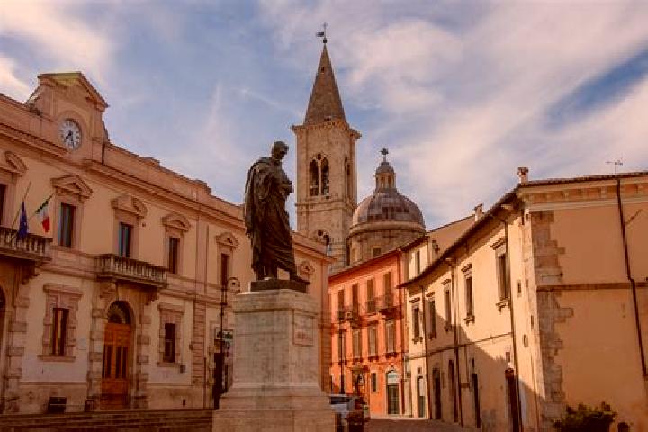 Nora, 36 — Escort in Castiglione Messer Raimondo, Italy
