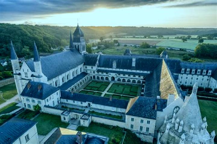 Nova, 31 — Escort in Fontevraud-l Abbaye, France