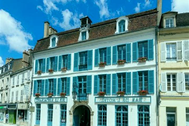 Nova, 38 — Escort in Lugny, France