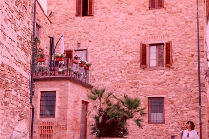 Olivia, 21 — Escort in Monteverdi Marittimo, Italy