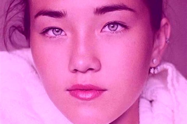 Olivia, 22, a red grey-eyed caucasian companion based in Doumba. Offering Duos, Fetish, Travel Companion. Available for incall and outcall, day and evening d...
