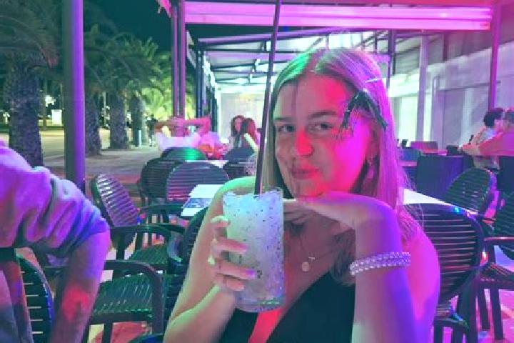 Olivia, 22 — Escort in Irura, Spain