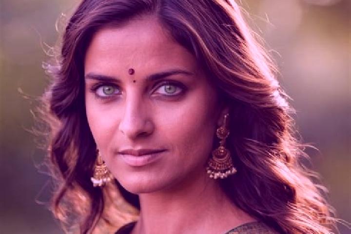 Olivia, 23, a chestnut green-eyed indian companion based in Busby. Offering Fetish, CIM. Available for incall and outcall, day and evening dates.