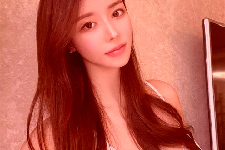 Olivia, 23 — Escort in Julun, China