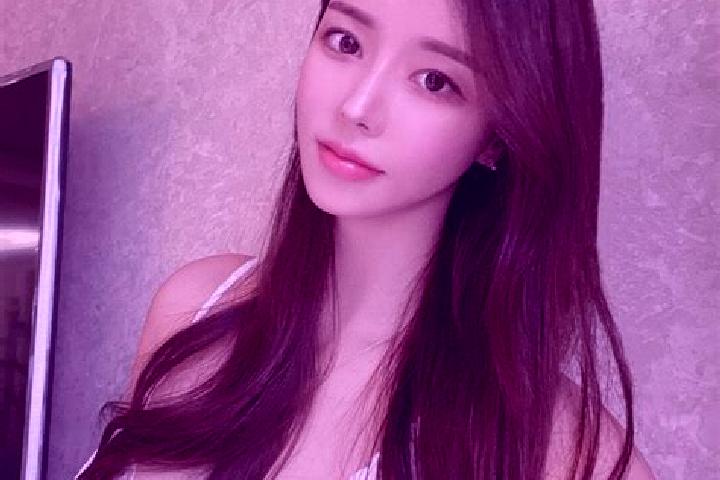 Olivia, 23 — Escort in Yajia, China