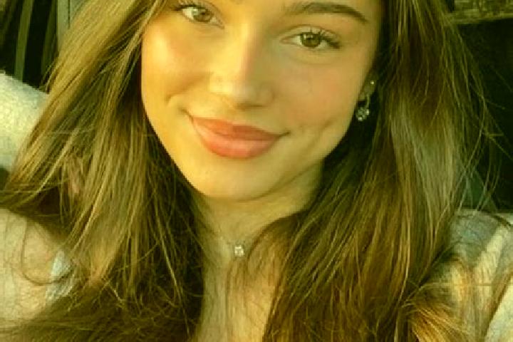 Olivia, 25, a brunette hazel-eyed latina companion based in Dalem. Offering Erotic Massage, Travel Companion, Prostate Massage. Available for incall and outc...