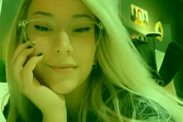 Olivia, 29, a platinum blonde grey-eyed european companion based in Hochstadt an der Donau. Offering Party Girl, Striptease, Couples. Available for incall an...