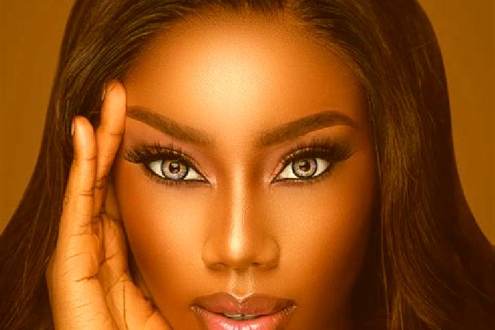 Olivia, 32, a chestnut blue-eyed ebony companion based in Balmoral. Offering Couples, Tantra, Duos. Available for incall and outcall, day and evening dates.