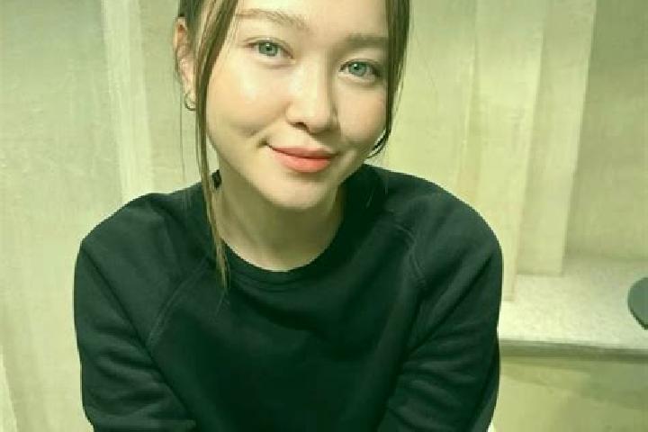 Olivia, 32, a red blue-eyed asian companion based in Wimpassing im Schwarzatale. Offering Striptease, Deep French Kissing, Overnight. Available for incall an...