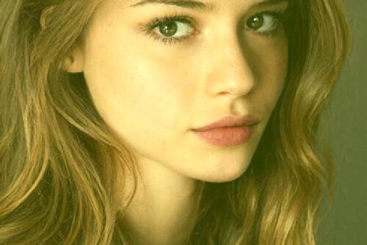 Penelope, 22, a chestnut green-eyed latina companion based in Andong. Offering CIM, Party Girl, A-Level. Available for incall and outcall, day and evening da...