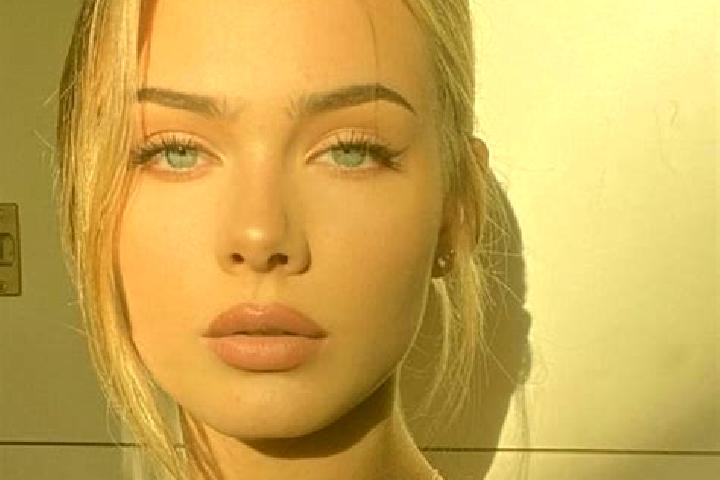 Penelope, 23, a black blue-eyed european companion based in Vinograd. Offering GFE, Striptease, A-Level. Available for incall and outcall, day and evening da...