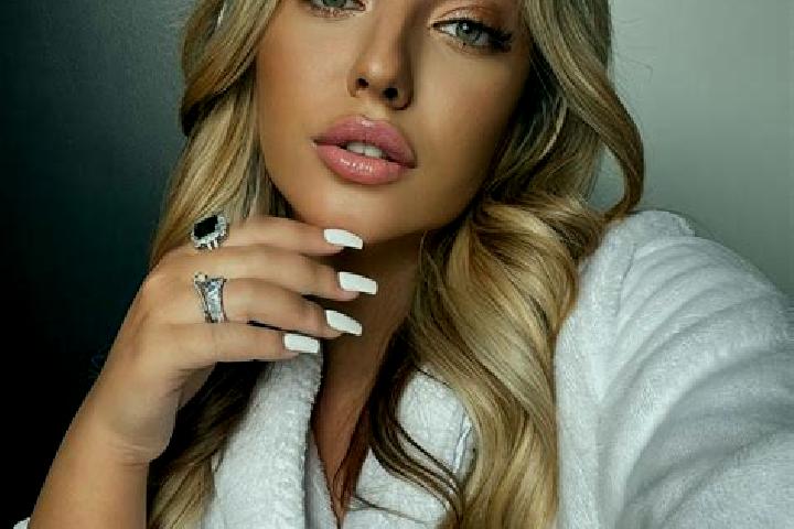 Penelope, 23 — Escort in Gardenvale, Australia