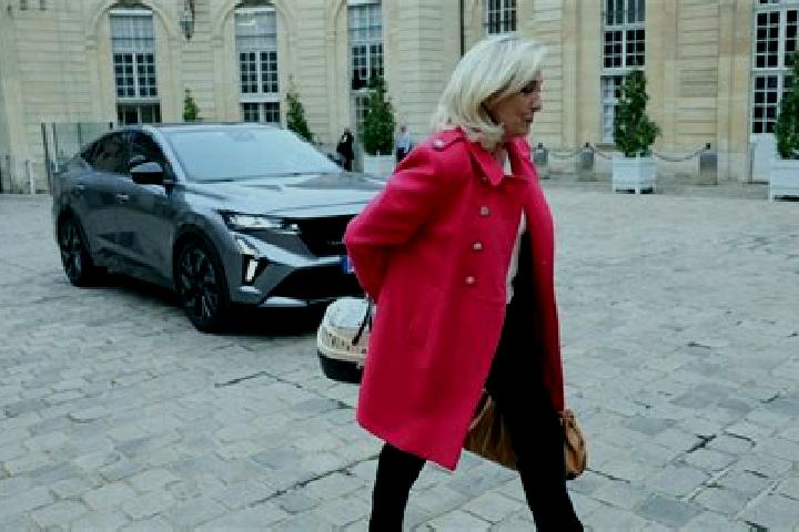 Penelope, 24 — Escort in Matignon, France