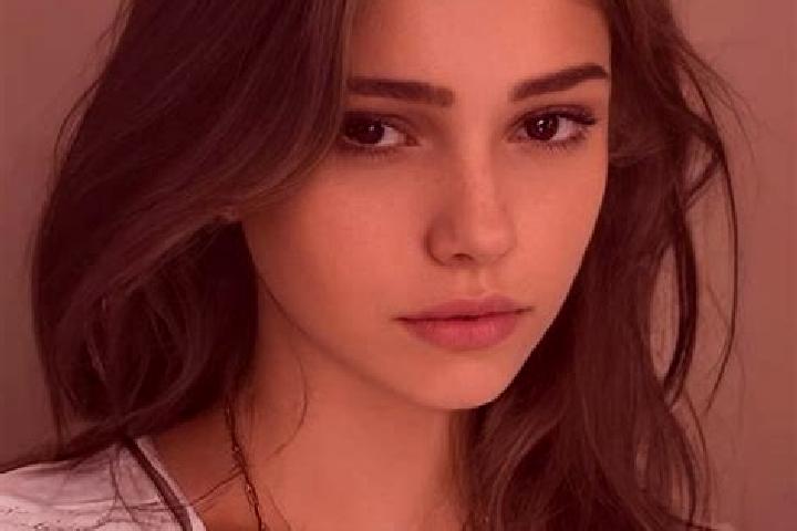 Penelope, 28, a chestnut grey-eyed slavic companion based in Mariglianella. Offering CIM, A-Level, Girlfriend Experience, GFE. Available for incall and outca...